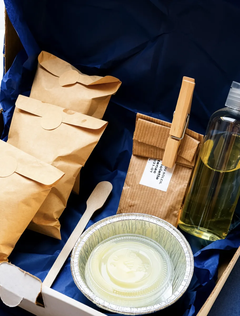 Kit DIY Glassy complet dans sa boîte kraft avec pigments, huile et moule